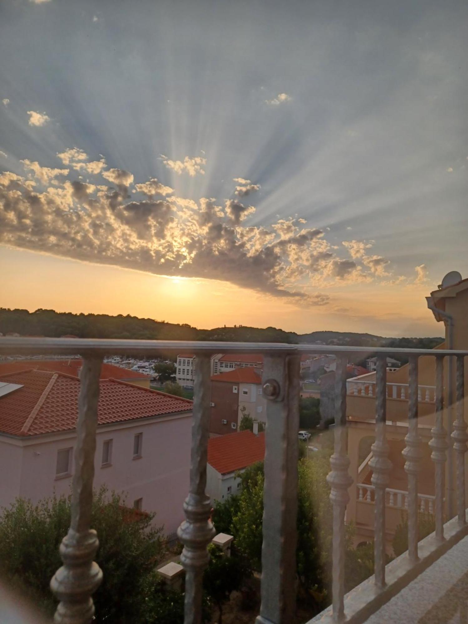 Apartments Ivic Rab Town Buitenkant foto